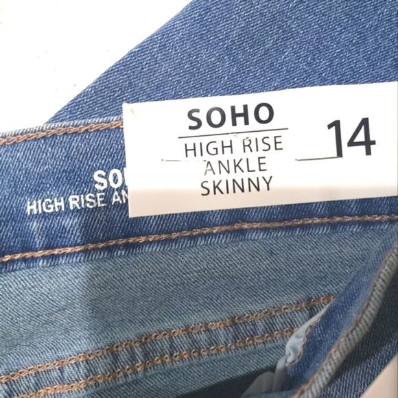 Blue jeans perfect for casual outings. Comfortable fit Nicole Miller Blue Jeans. - Picture 4 of 5